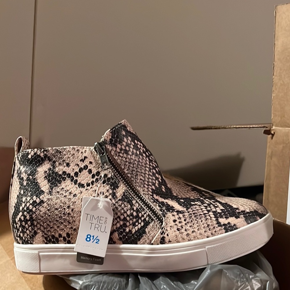 Women’s wedge sneakers